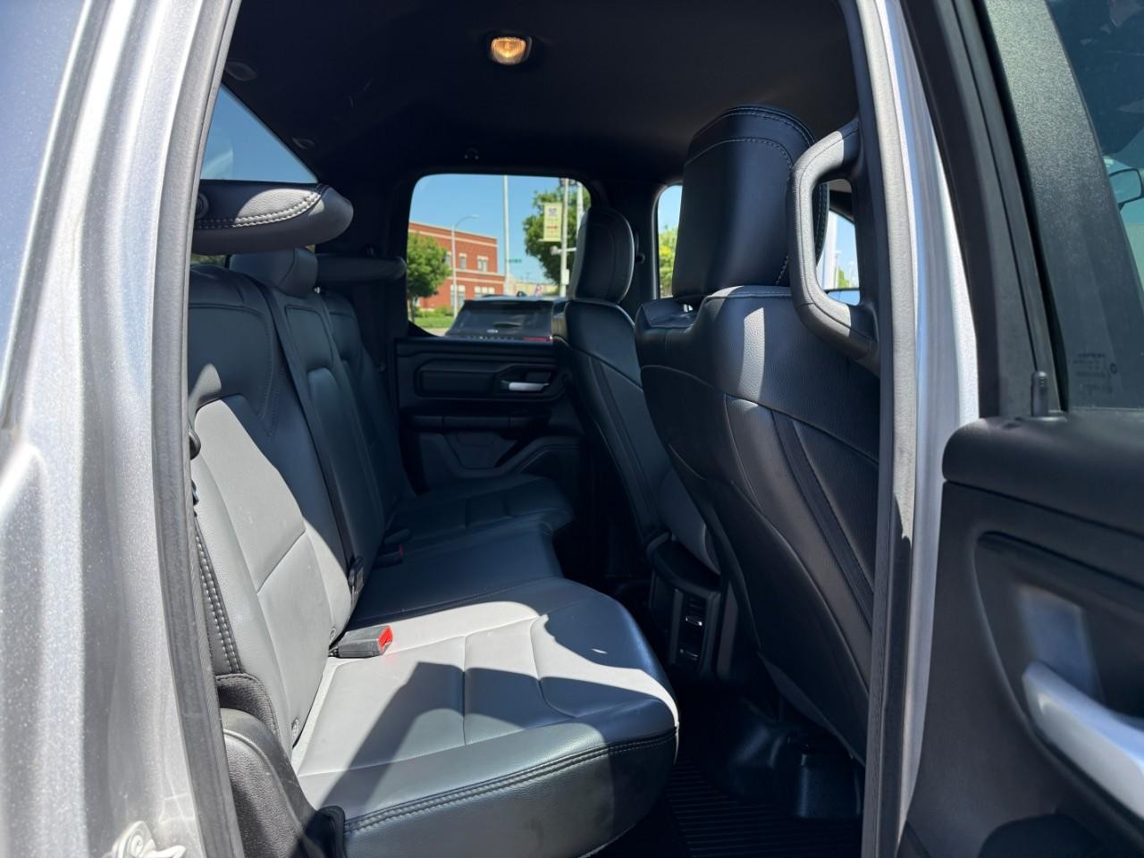 Ram 1500 Vehicle Full-screen Gallery Image 11