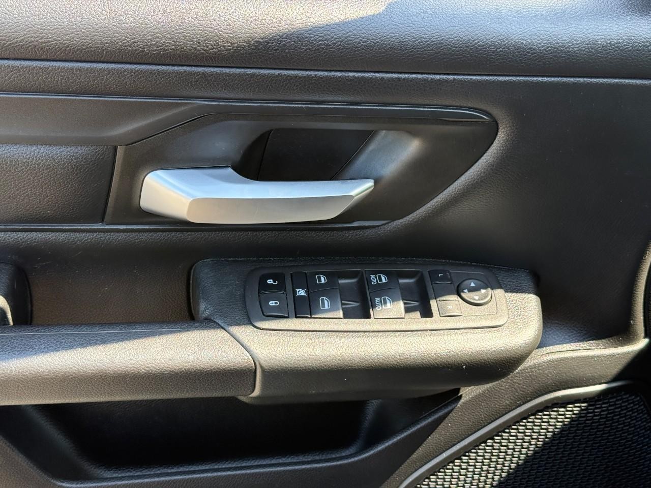Ram 1500 Vehicle Full-screen Gallery Image 12