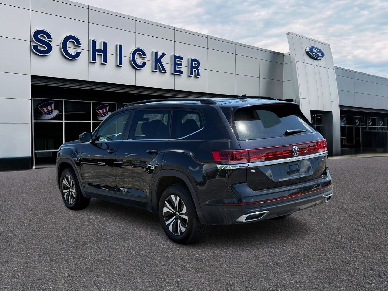 Volkswagen Atlas Vehicle Full-screen Gallery Image 02