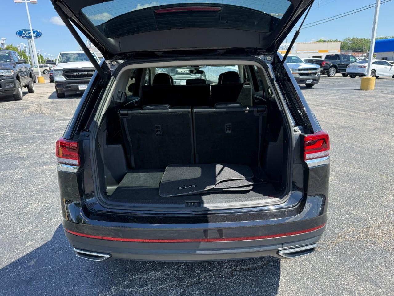 Volkswagen Atlas Vehicle Full-screen Gallery Image 07