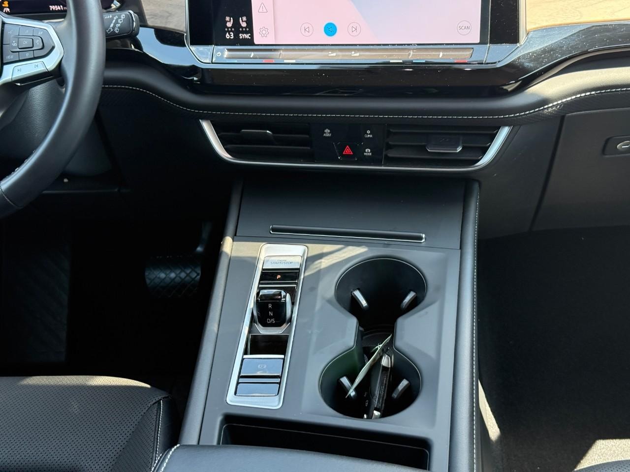 Volkswagen Atlas Vehicle Full-screen Gallery Image 14