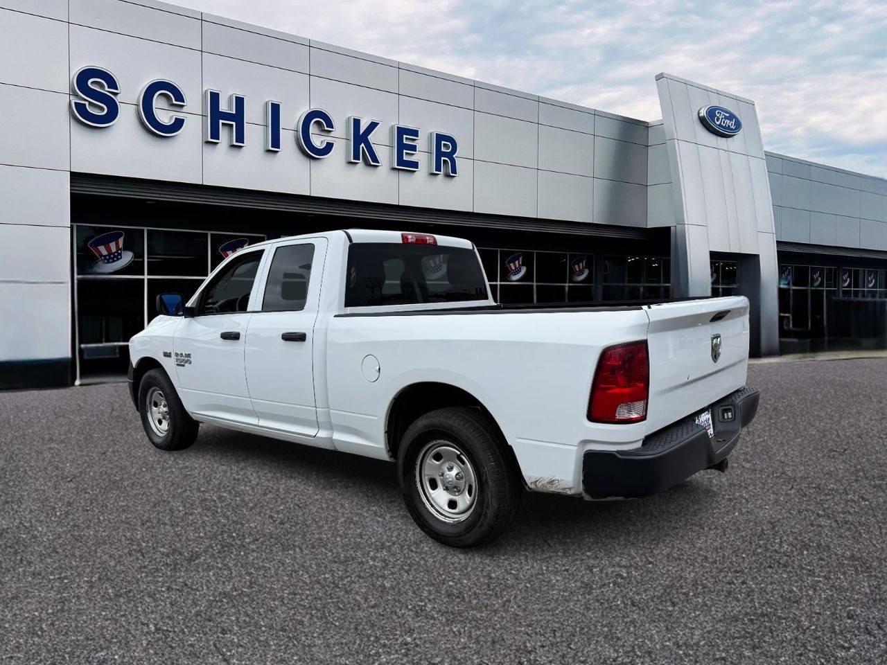 Ram 1500 Classic Vehicle Full-screen Gallery Image 03