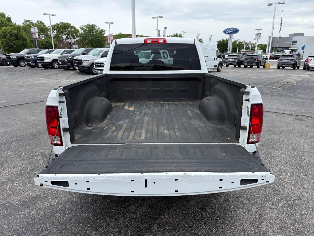 Ram 1500 Classic Vehicle Full-screen Gallery Image 07