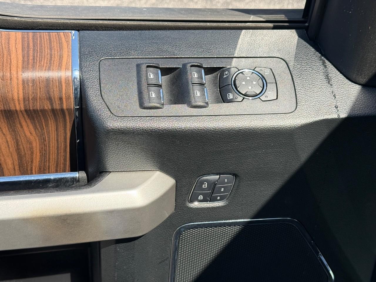 Ford F-150 Vehicle Full-screen Gallery Image 16