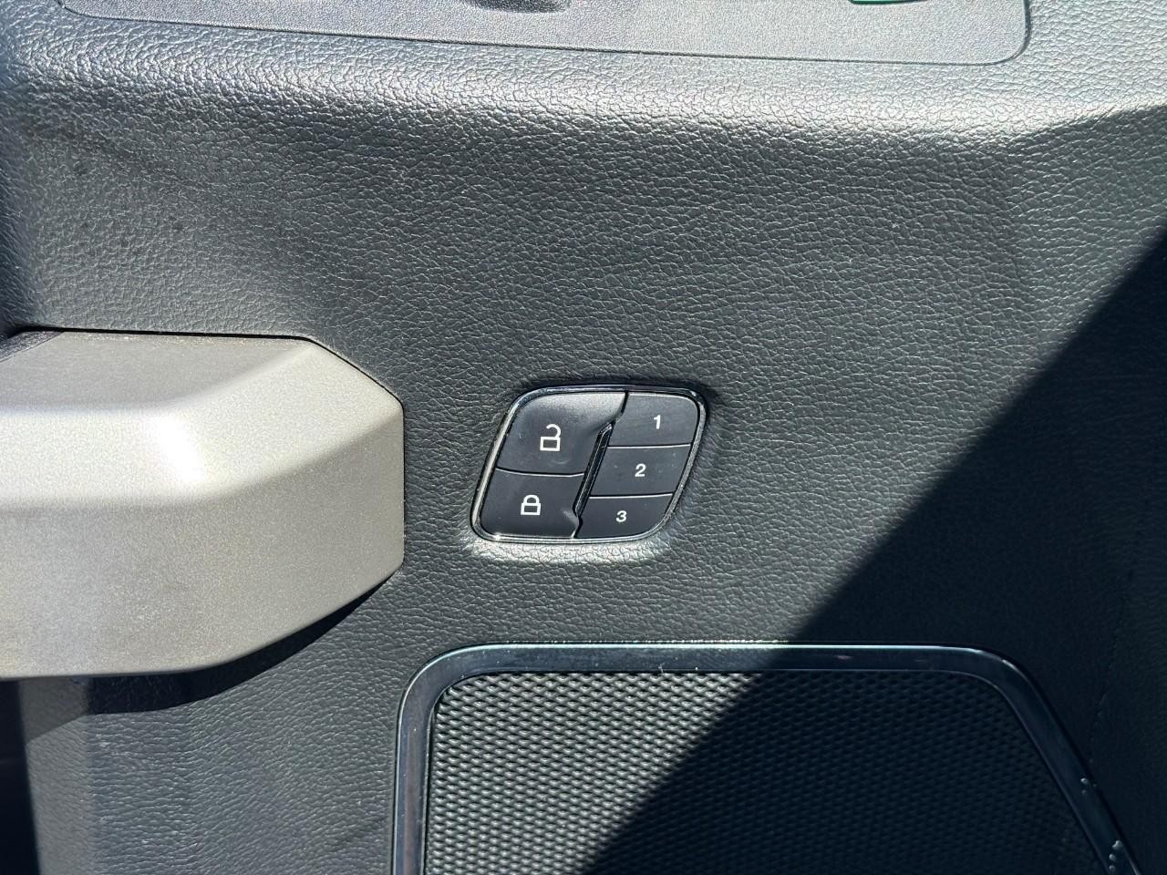 Ford F-150 Vehicle Full-screen Gallery Image 17