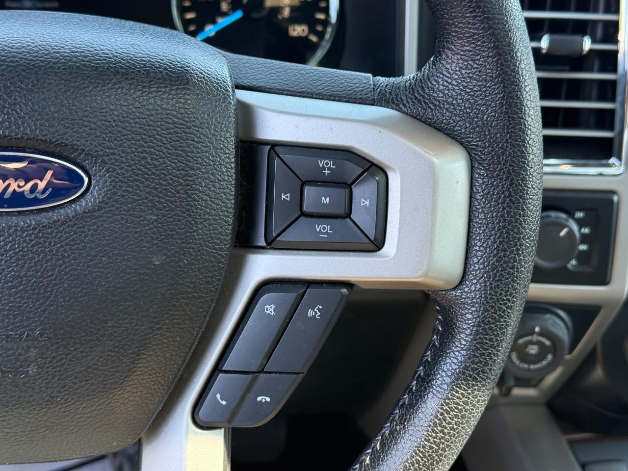 Ford F-150 Vehicle Full-screen Gallery Image 21
