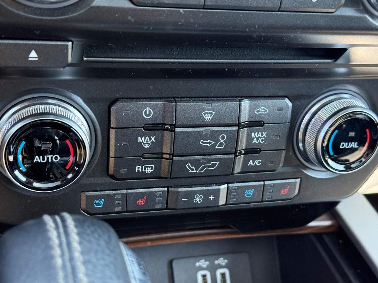 Ford F-150 Vehicle Full-screen Gallery Image 23