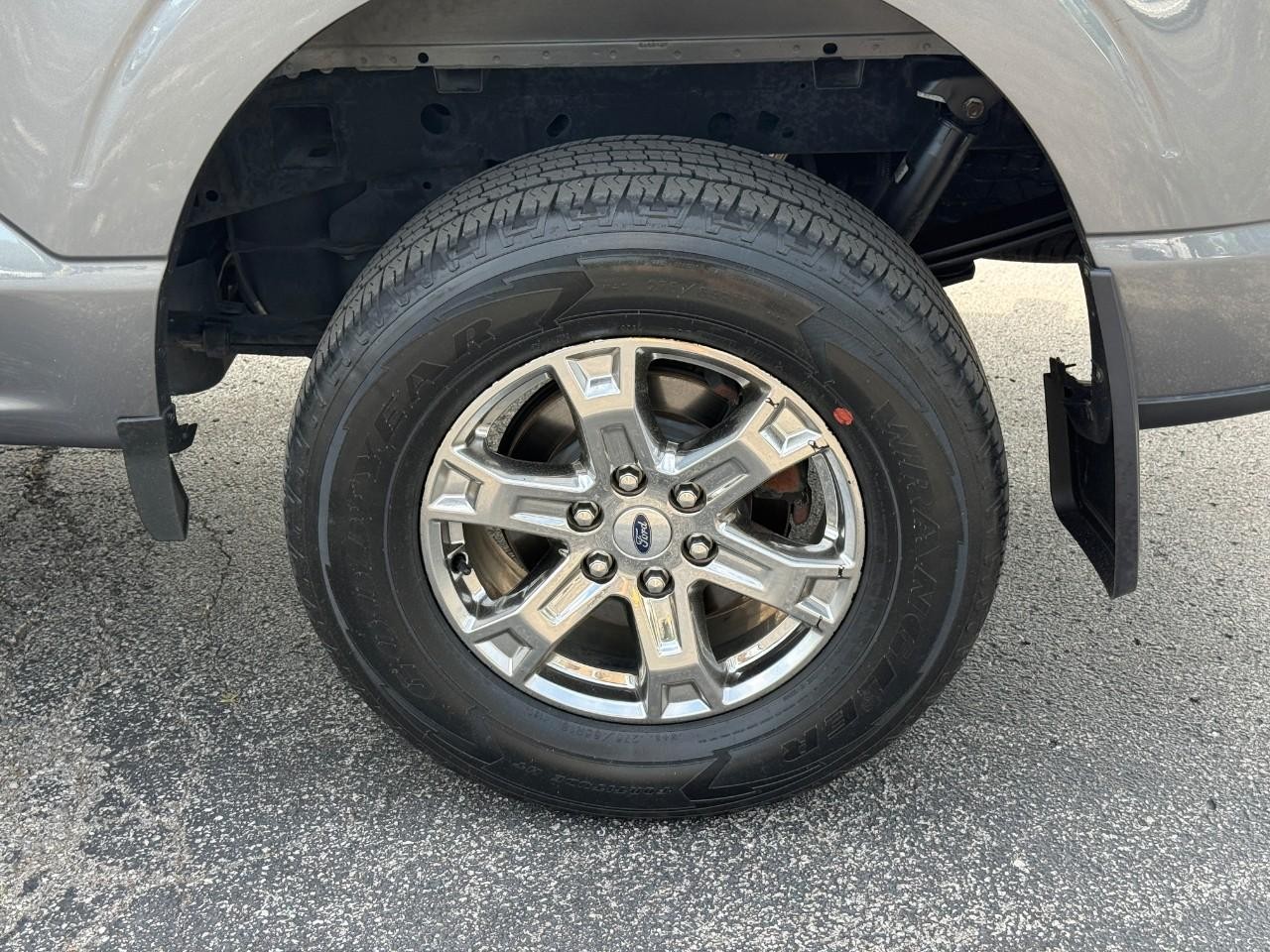 Ford F-150 Vehicle Full-screen Gallery Image 06