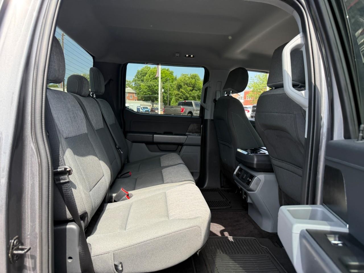 Ford F-150 Vehicle Full-screen Gallery Image 10