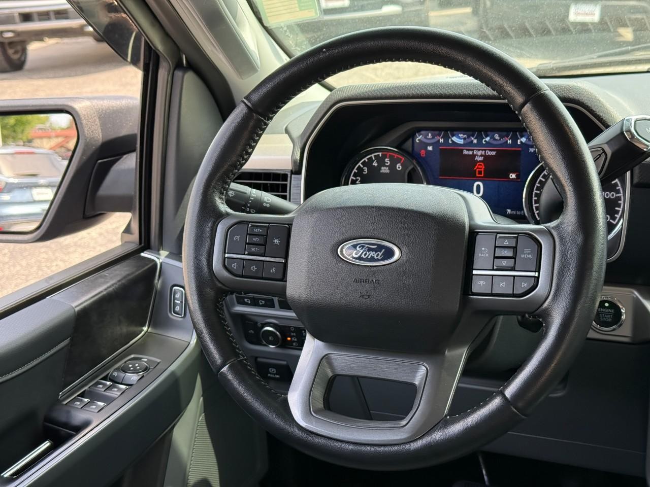 Ford F-150 Vehicle Full-screen Gallery Image 12