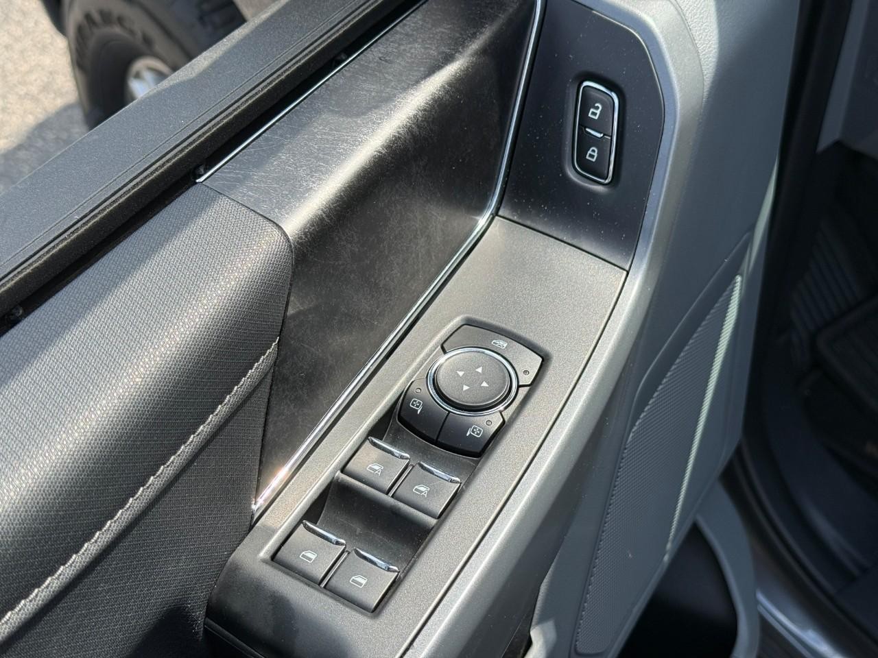 Ford F-150 Vehicle Full-screen Gallery Image 15