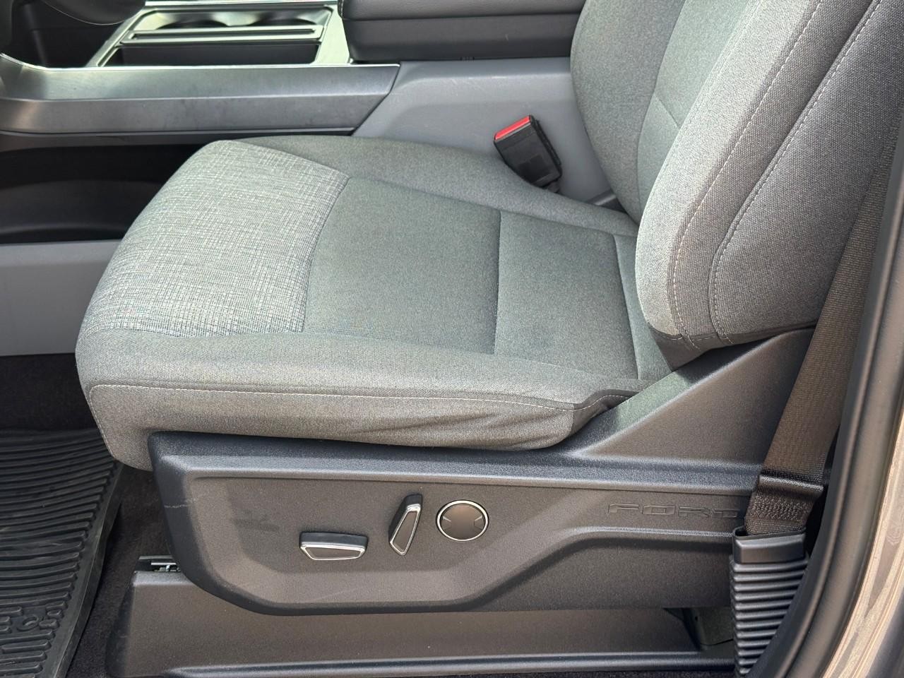 Ford F-150 Vehicle Full-screen Gallery Image 16
