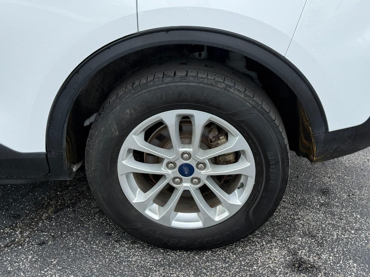 Ford Escape Vehicle Full-screen Gallery Image 06
