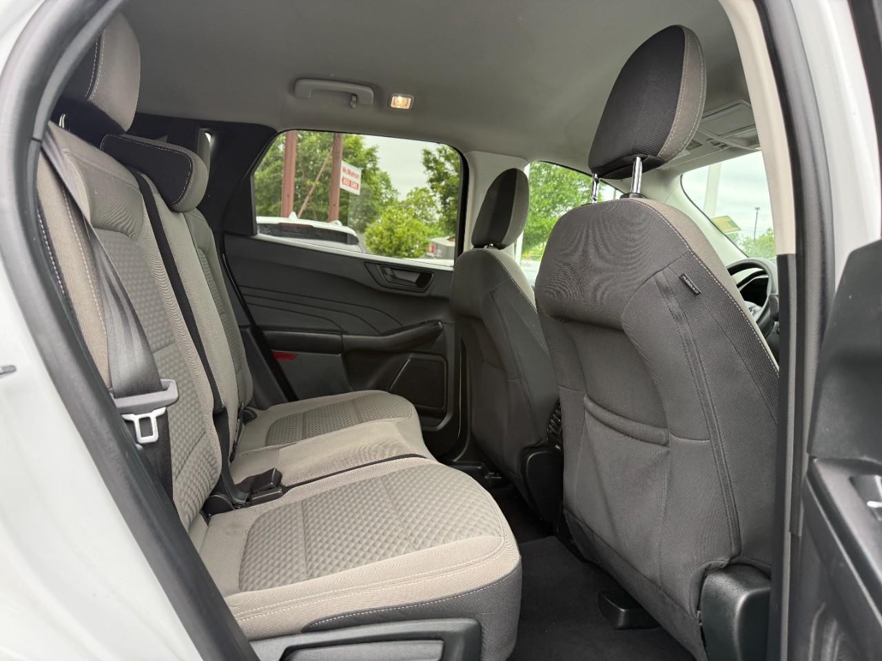 Ford Escape Vehicle Full-screen Gallery Image 10