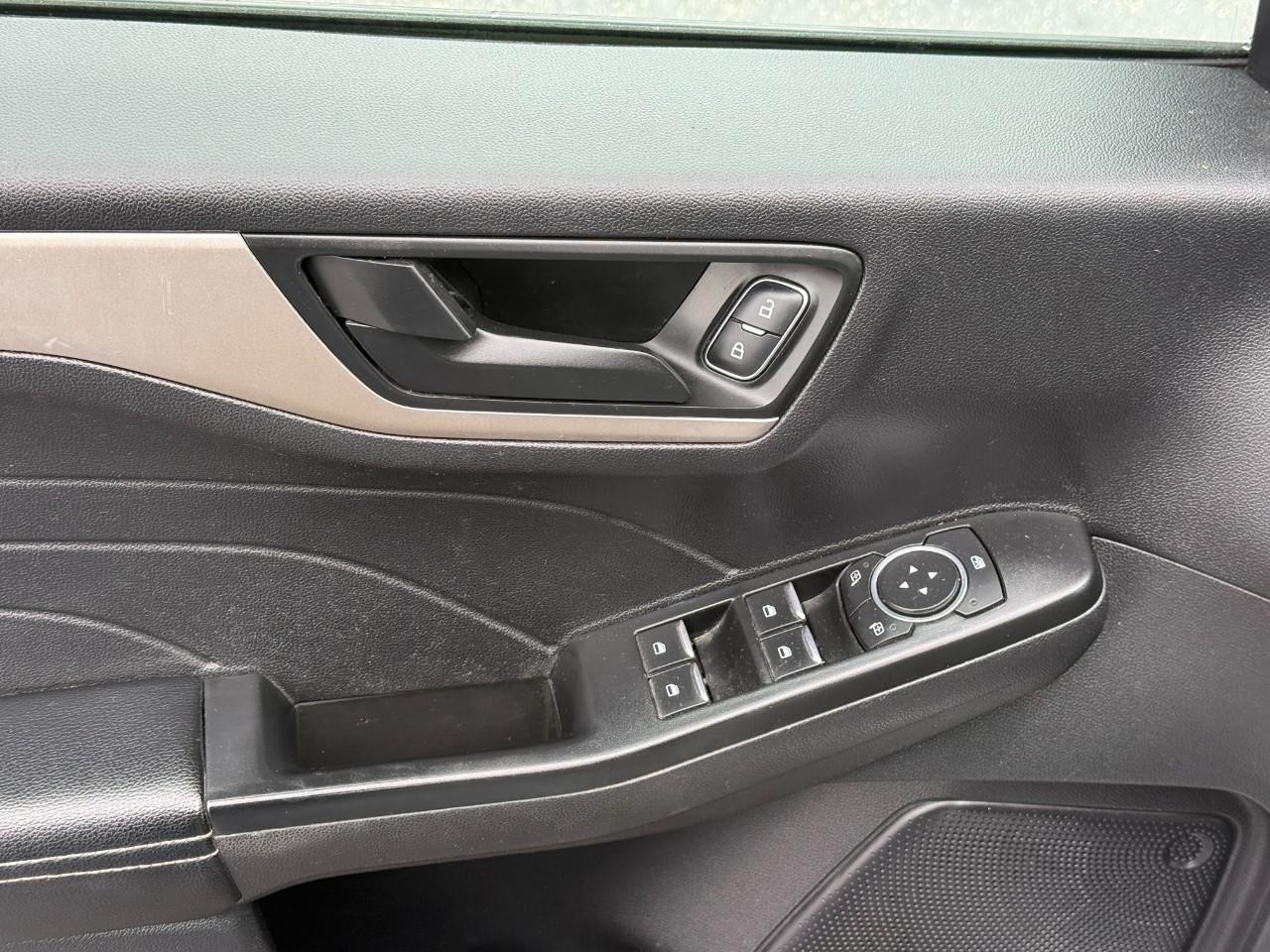 Ford Escape Vehicle Full-screen Gallery Image 16