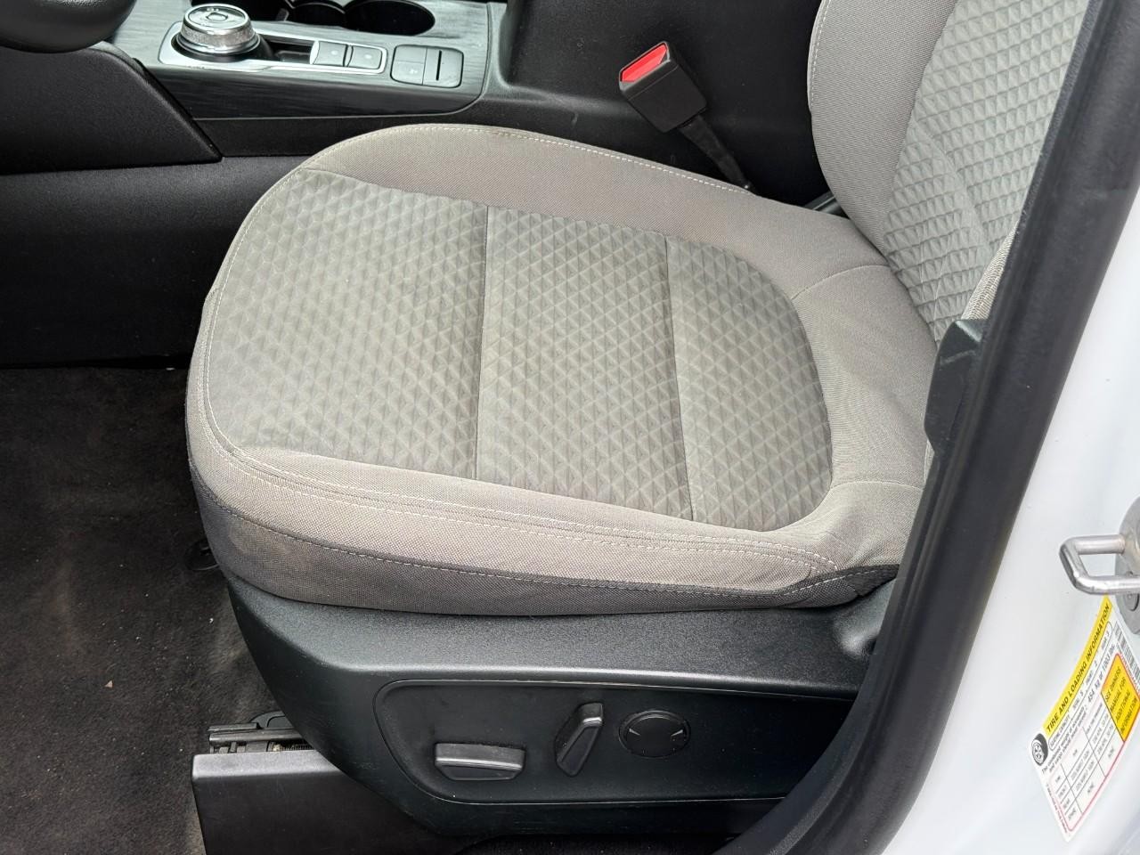 Ford Escape Vehicle Full-screen Gallery Image 17