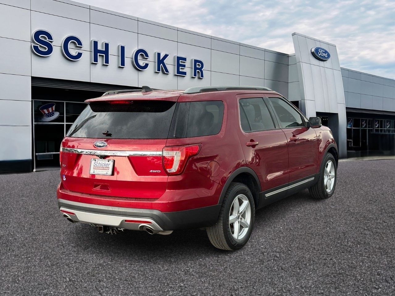 Ford Explorer Vehicle Full-screen Gallery Image 02