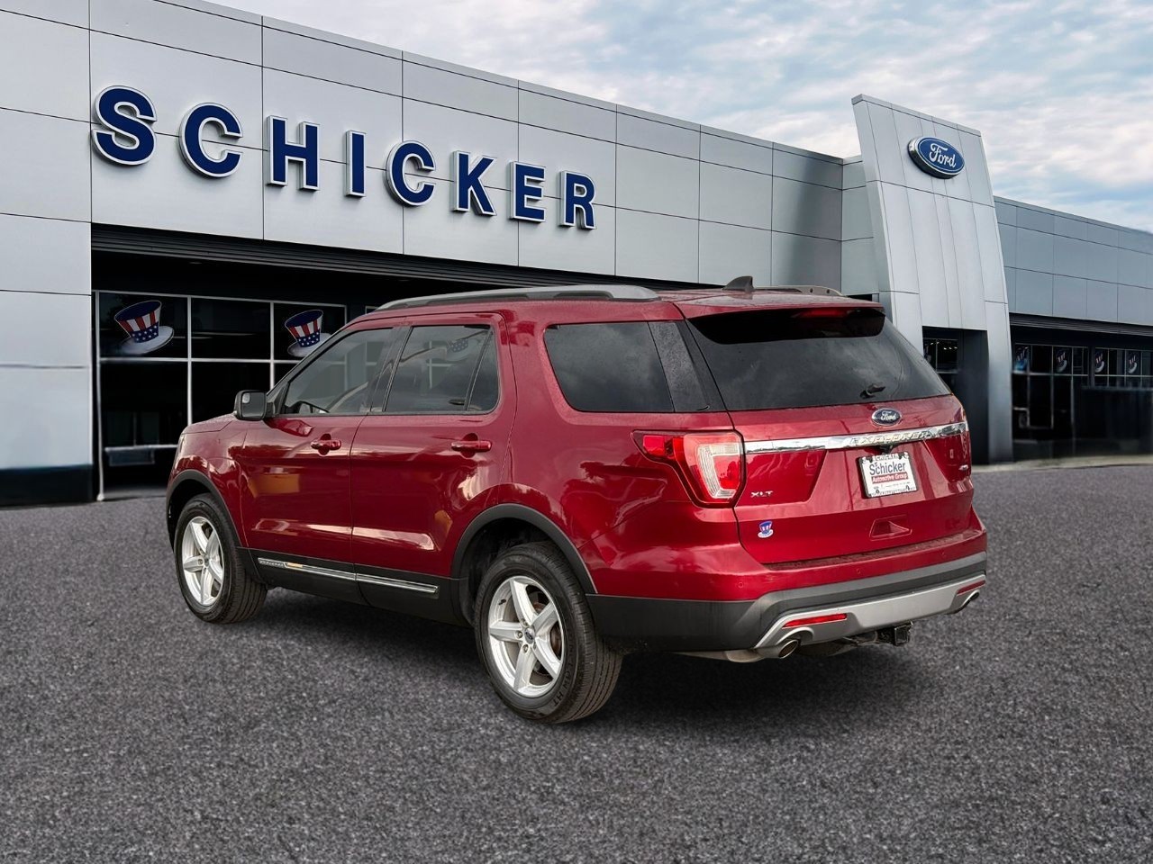 Ford Explorer Vehicle Full-screen Gallery Image 03