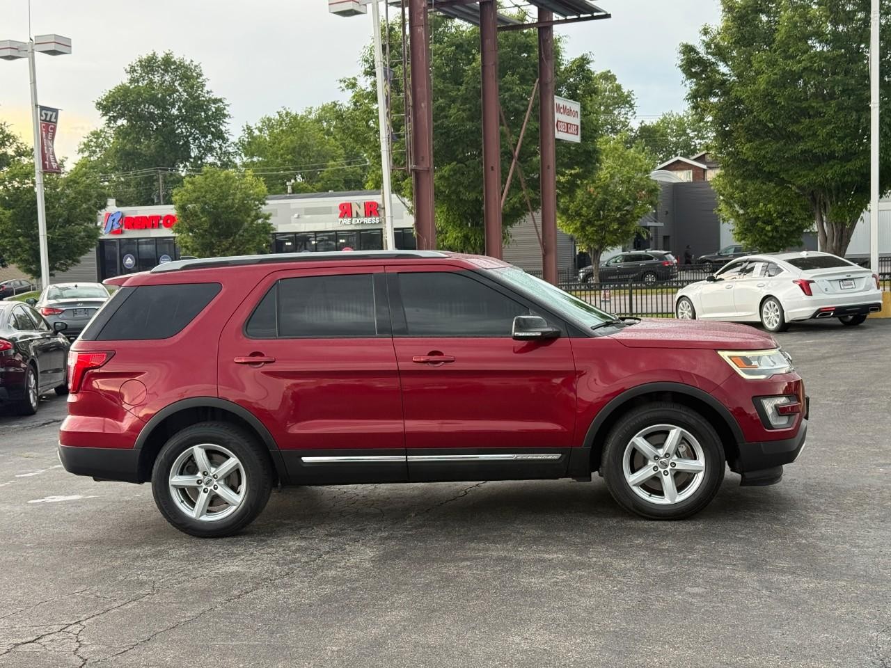 Ford Explorer Vehicle Full-screen Gallery Image 05