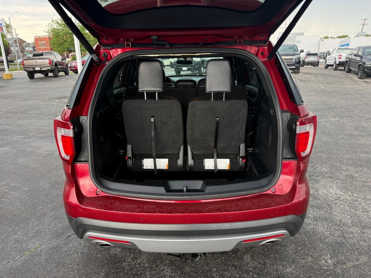 Ford Explorer Vehicle Full-screen Gallery Image 08