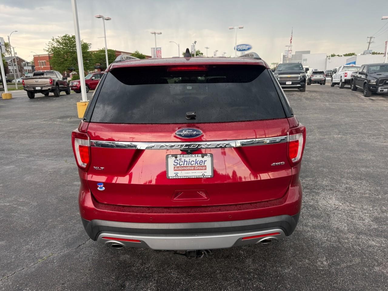 Ford Explorer Vehicle Full-screen Gallery Image 09