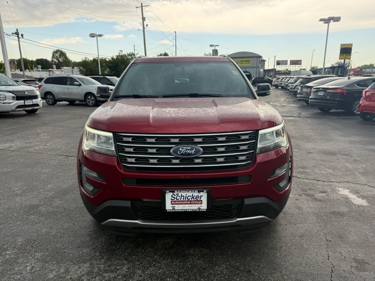 Ford Explorer Vehicle Full-screen Gallery Image 10