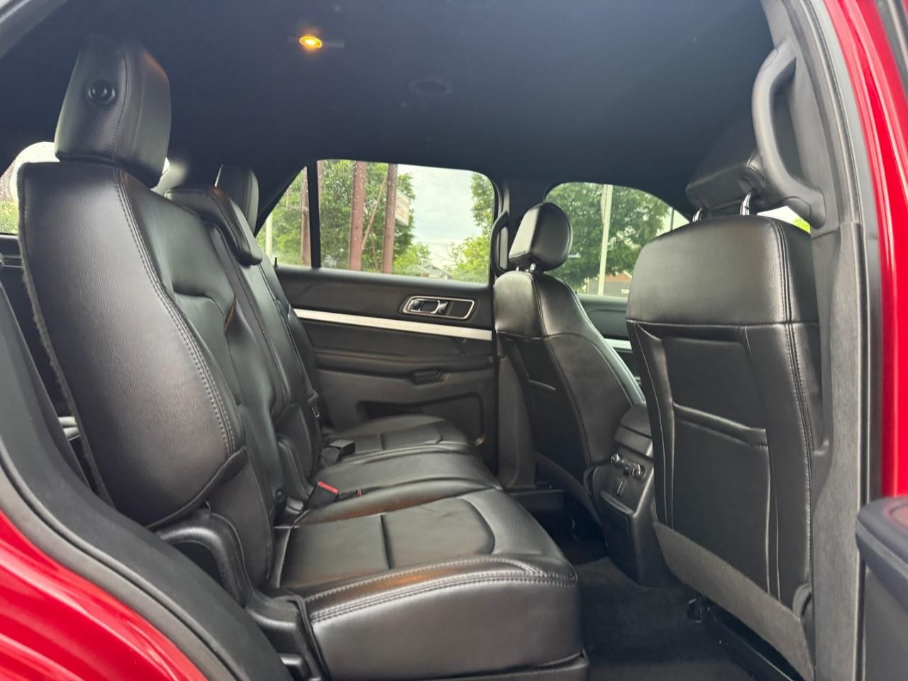 Ford Explorer Vehicle Full-screen Gallery Image 11
