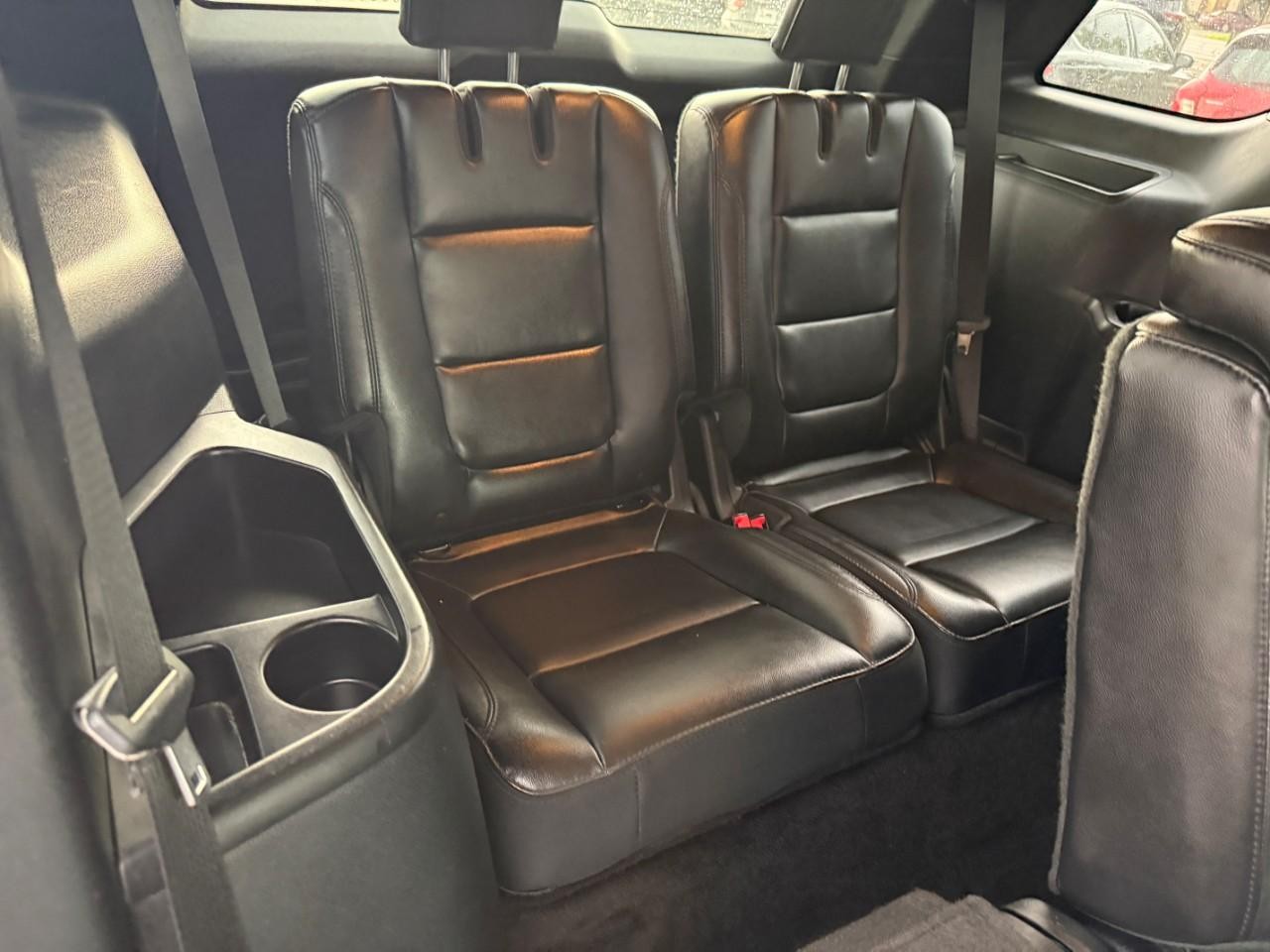 Ford Explorer Vehicle Full-screen Gallery Image 12