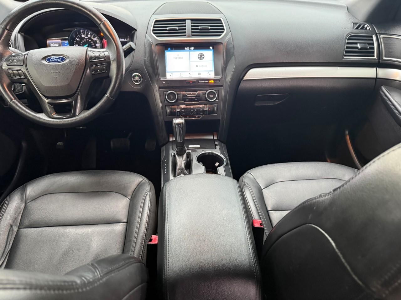 Ford Explorer Vehicle Full-screen Gallery Image 13