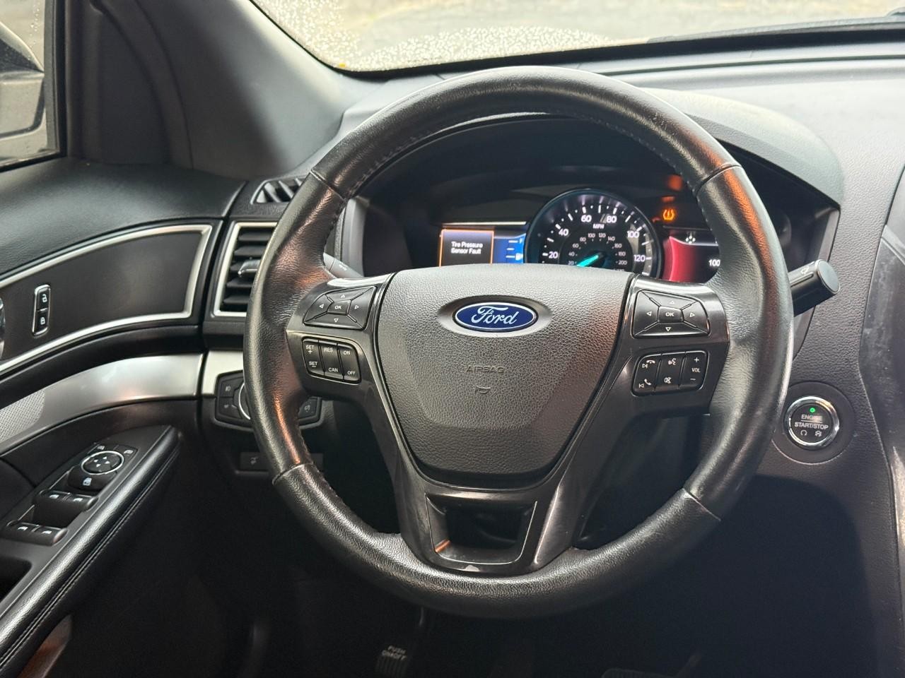 Ford Explorer Vehicle Full-screen Gallery Image 14