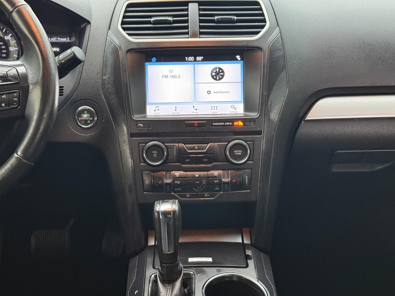 Ford Explorer Vehicle Full-screen Gallery Image 16