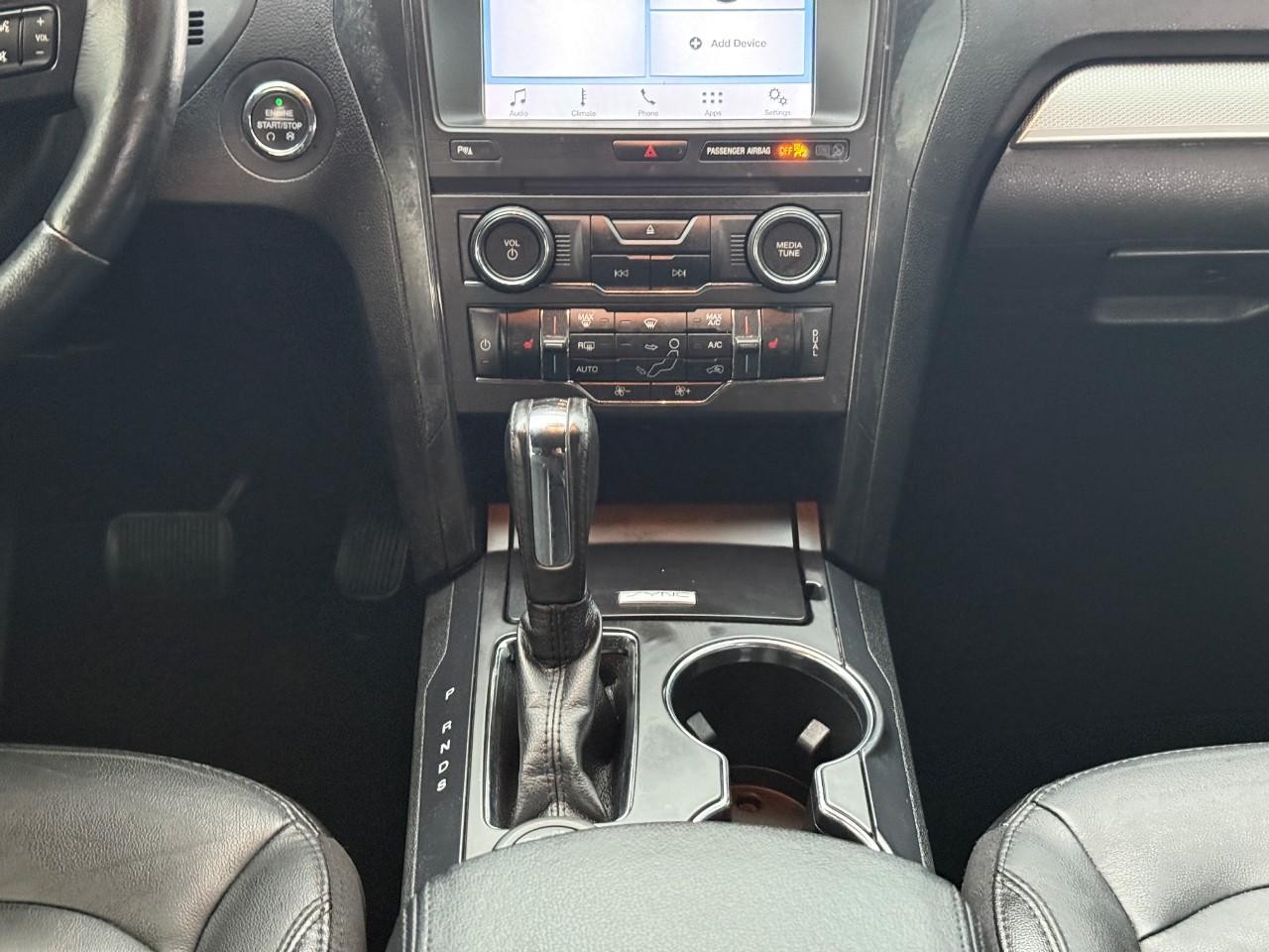 Ford Explorer Vehicle Full-screen Gallery Image 17