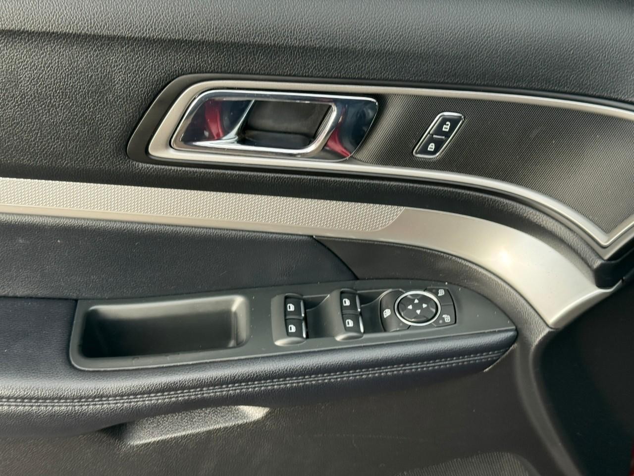 Ford Explorer Vehicle Full-screen Gallery Image 18