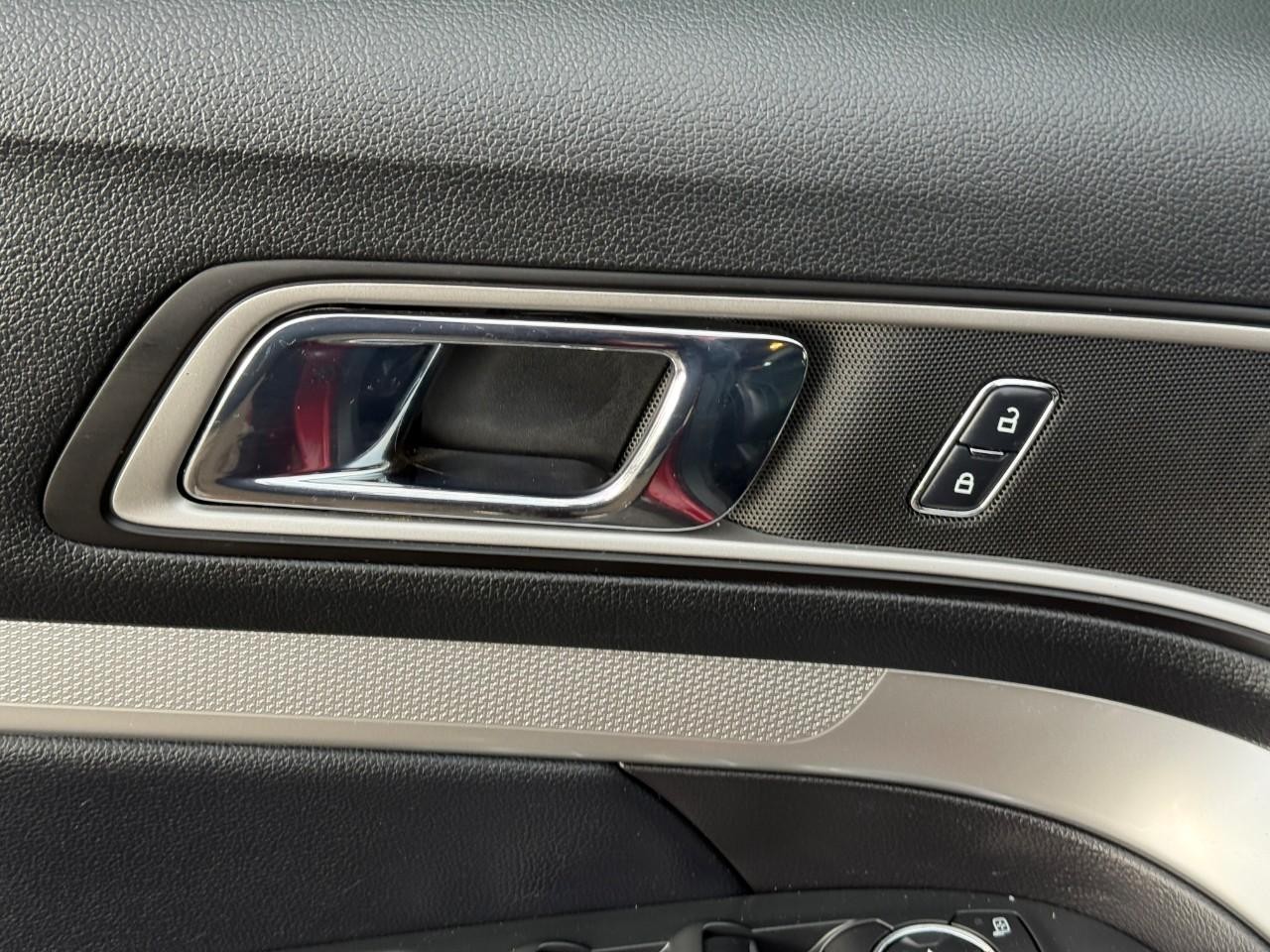Ford Explorer Vehicle Full-screen Gallery Image 19