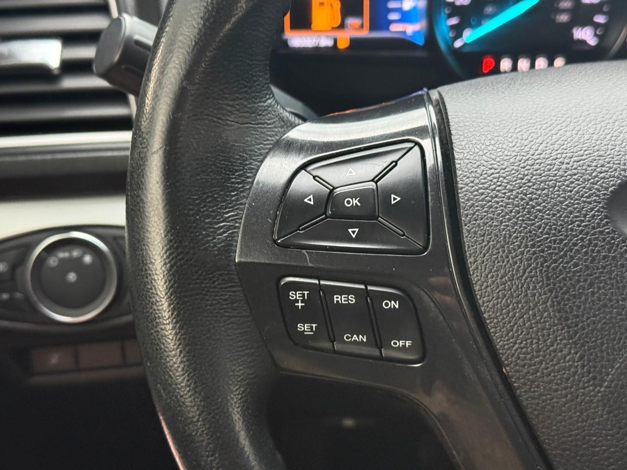 Ford Explorer Vehicle Full-screen Gallery Image 22