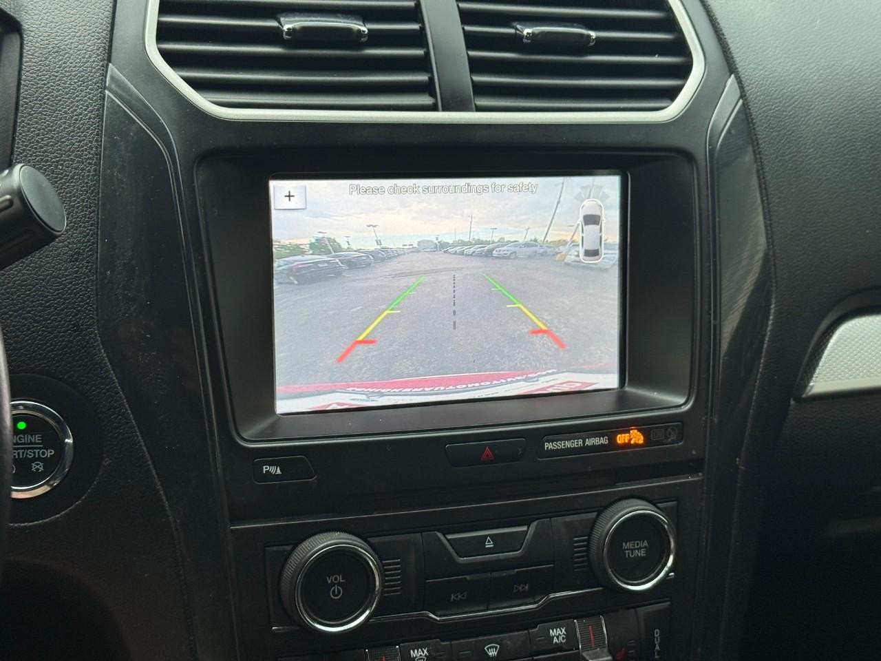 Ford Explorer Vehicle Full-screen Gallery Image 27