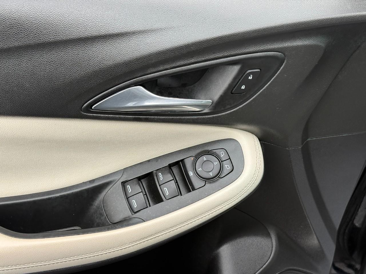 Buick Encore GX Vehicle Full-screen Gallery Image 11