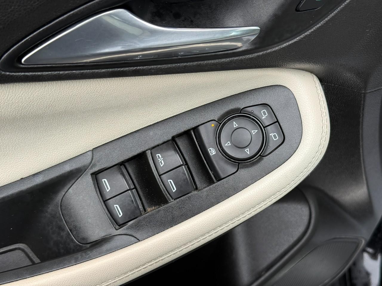 Buick Encore GX Vehicle Full-screen Gallery Image 12