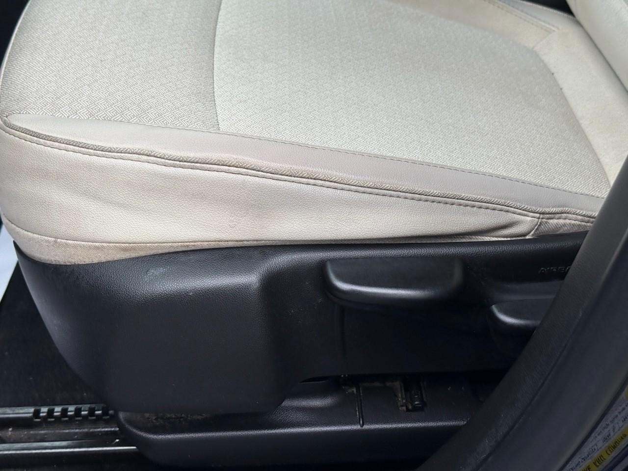 Buick Encore GX Vehicle Full-screen Gallery Image 14
