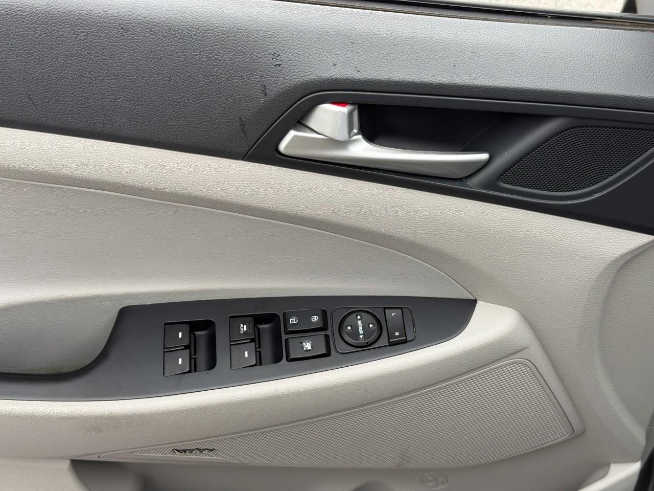 Hyundai Tucson Vehicle Full-screen Gallery Image 16