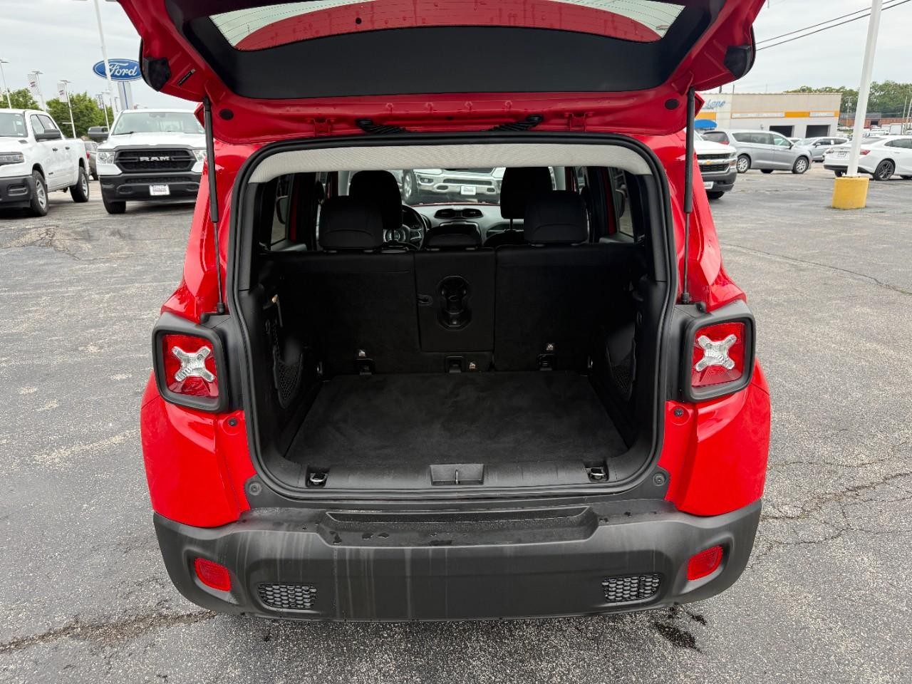 Jeep Renegade Vehicle Full-screen Gallery Image 08