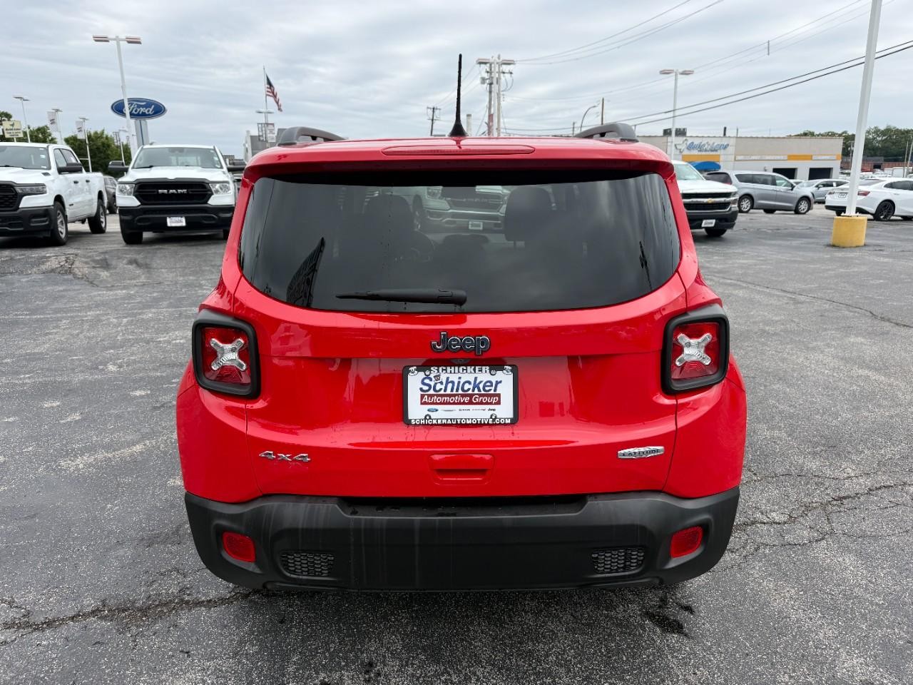 Jeep Renegade Vehicle Full-screen Gallery Image 09
