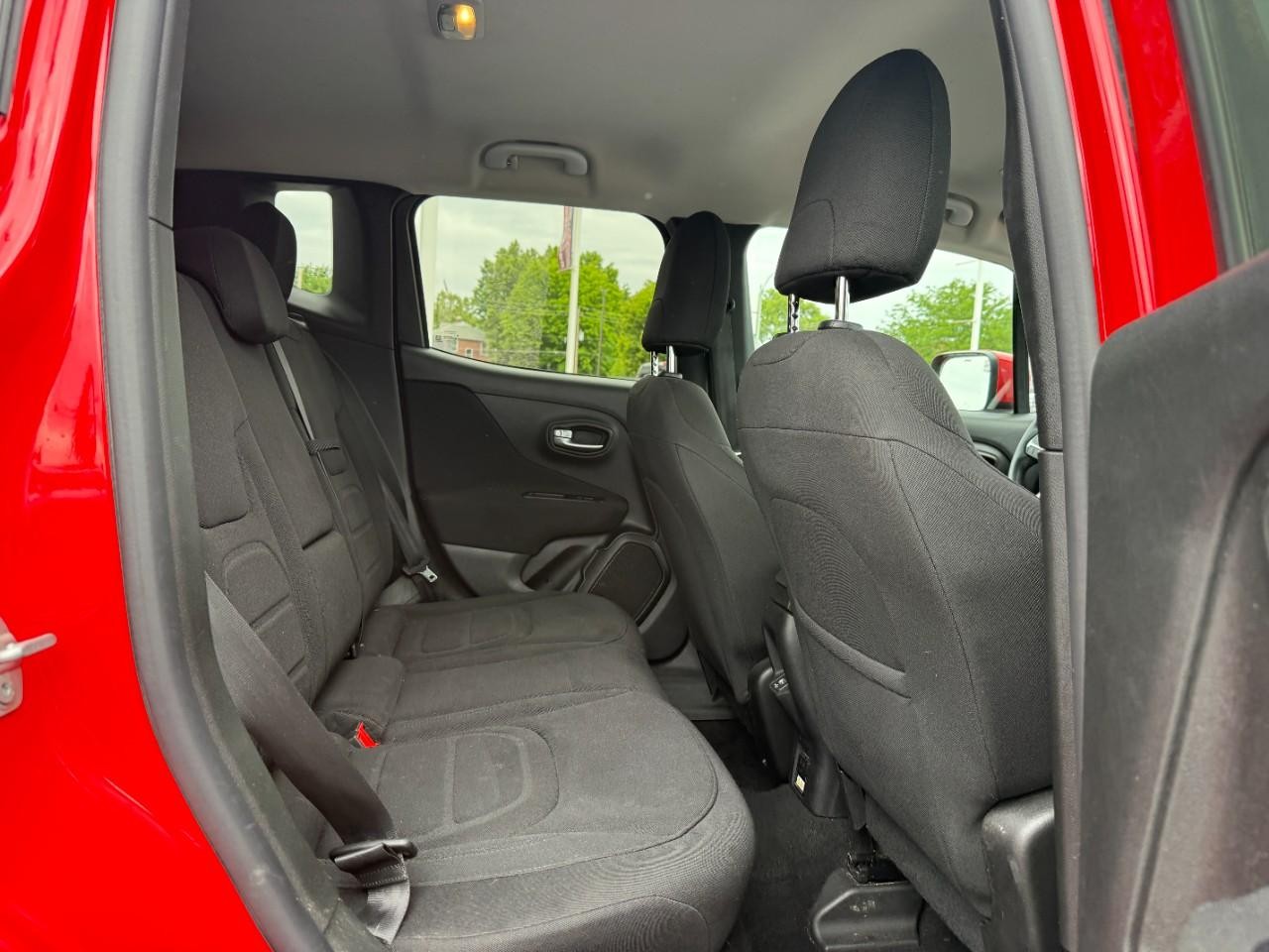 Jeep Renegade Vehicle Full-screen Gallery Image 11