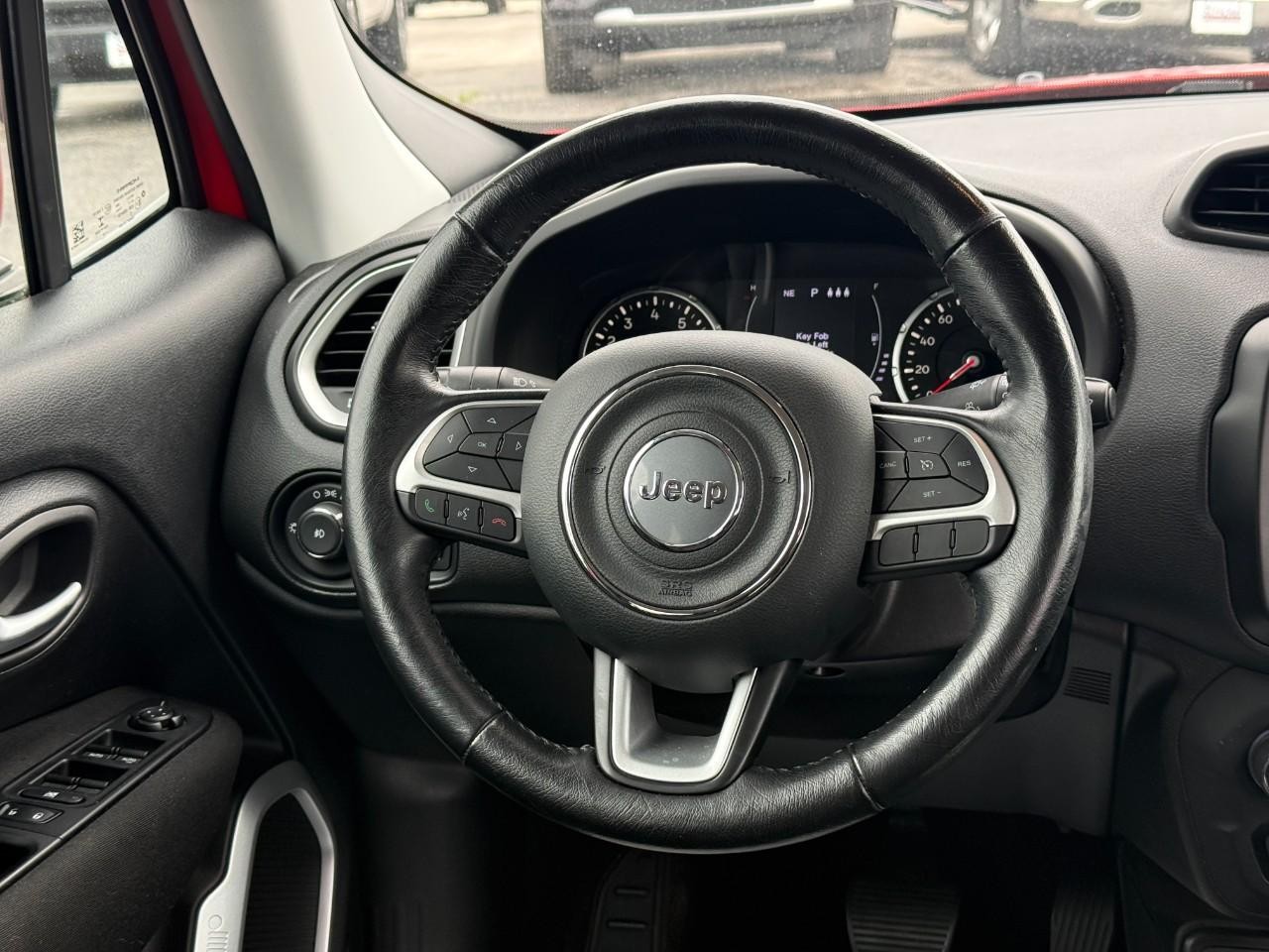 Jeep Renegade Vehicle Full-screen Gallery Image 13