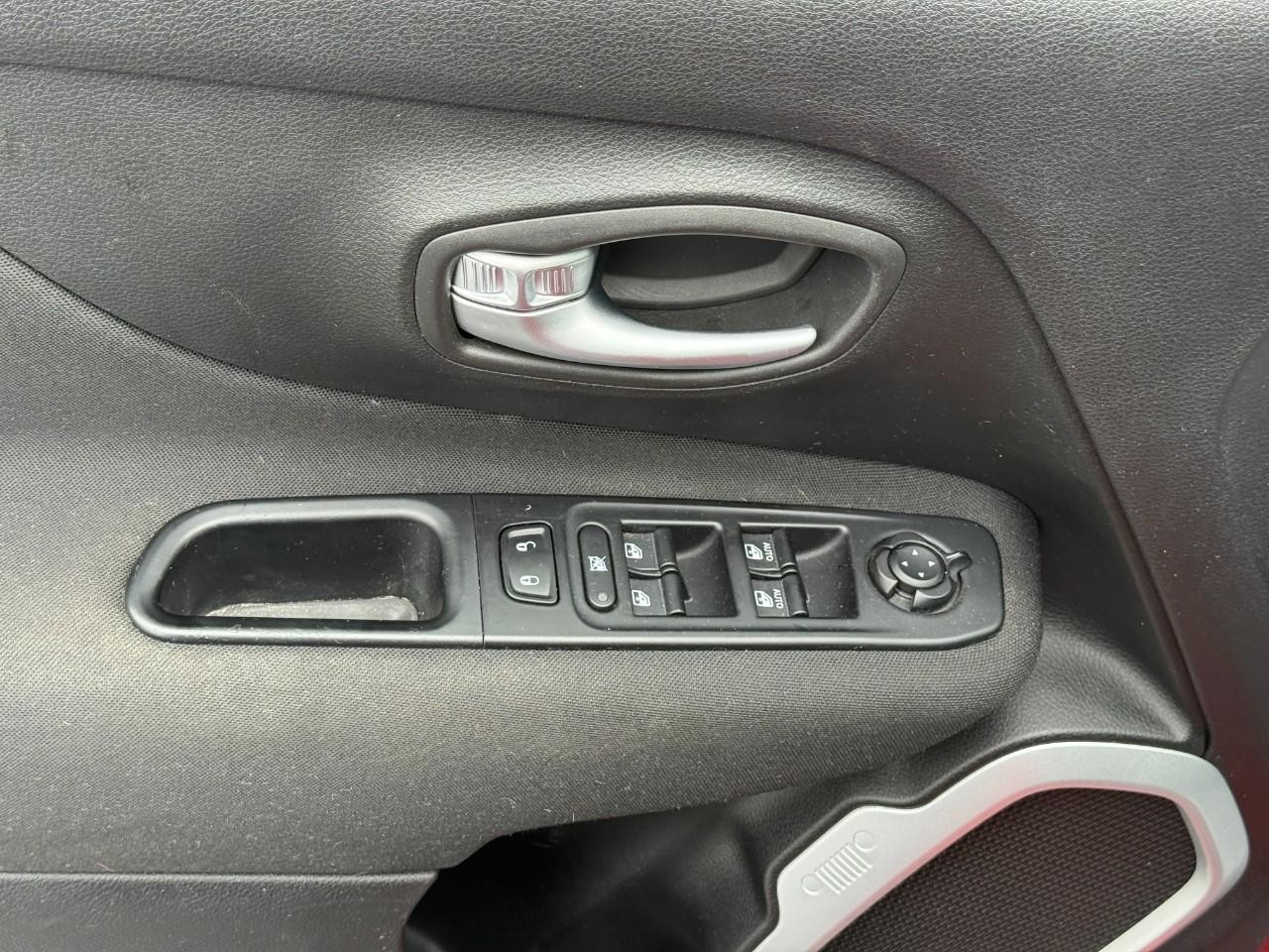 Jeep Renegade Vehicle Full-screen Gallery Image 17