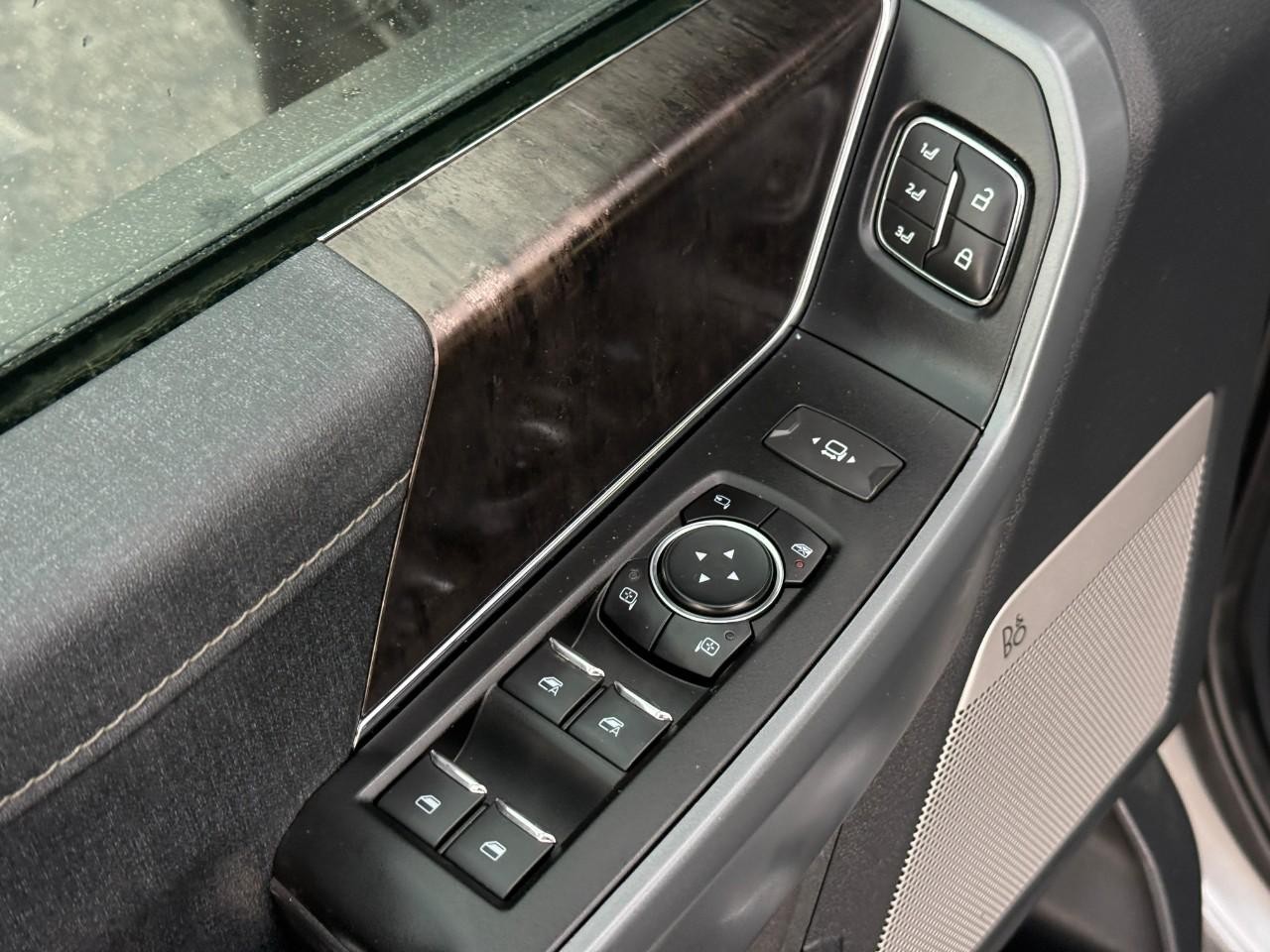 Ford F-150 Vehicle Full-screen Gallery Image 15