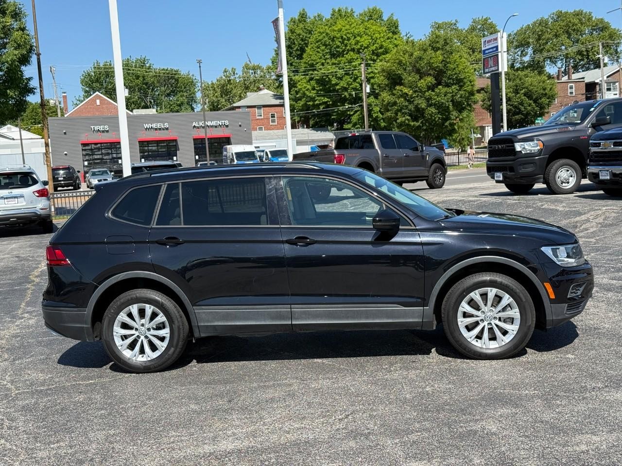 Volkswagen Tiguan Vehicle Full-screen Gallery Image 05