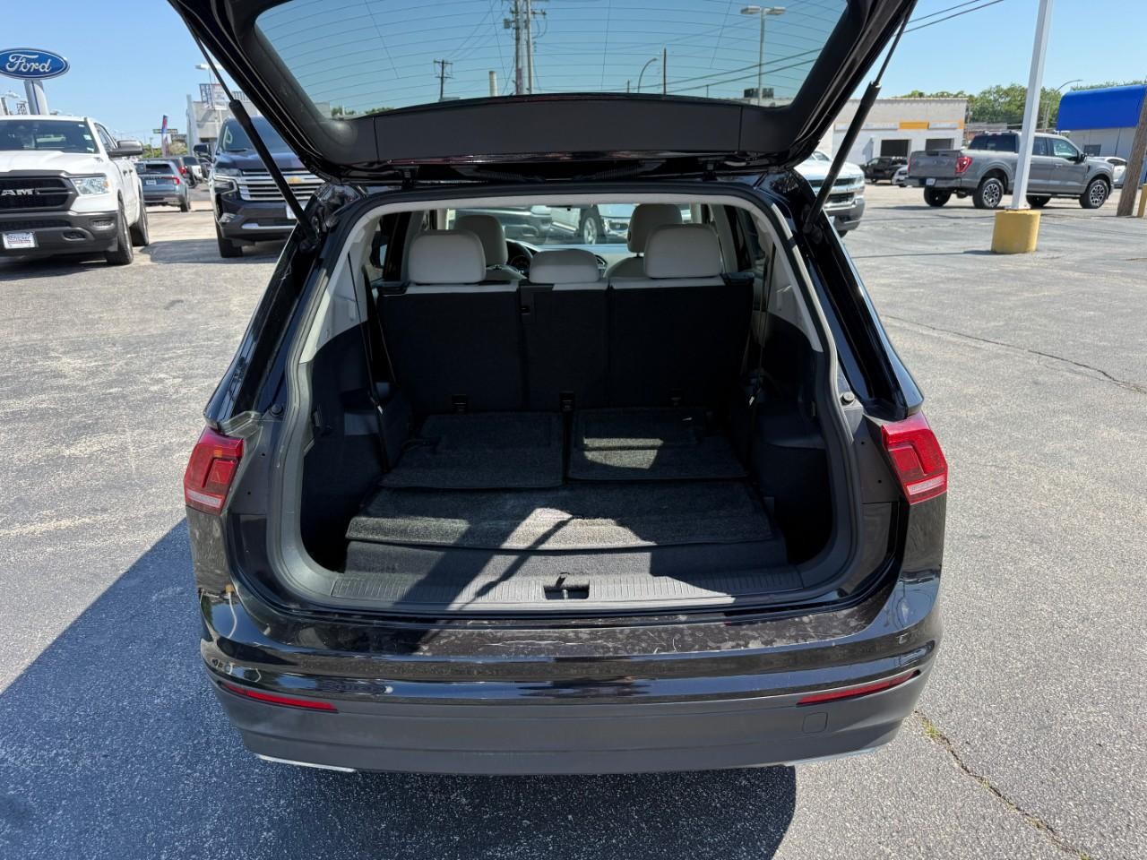 Volkswagen Tiguan Vehicle Full-screen Gallery Image 07
