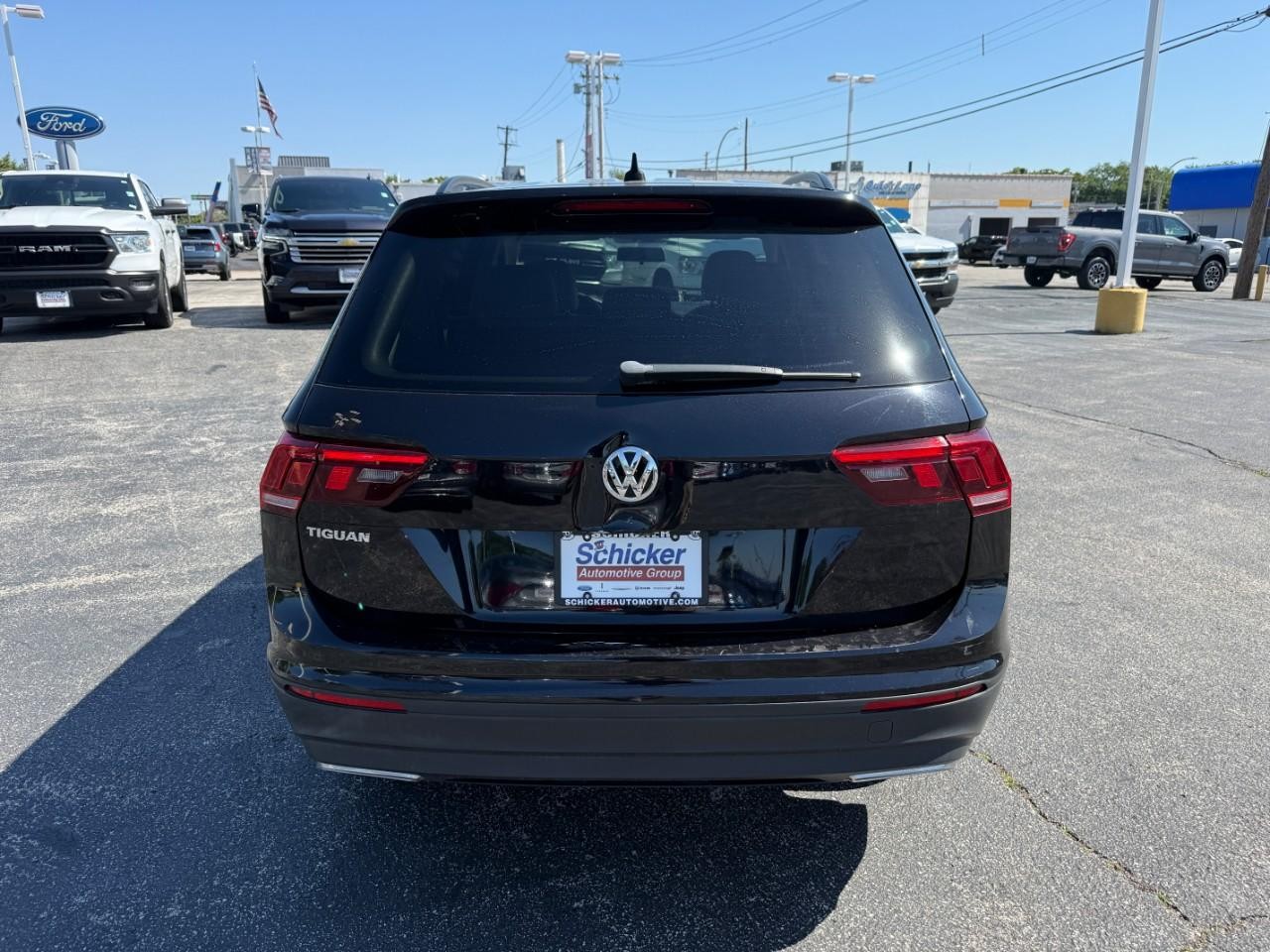 Volkswagen Tiguan Vehicle Full-screen Gallery Image 08