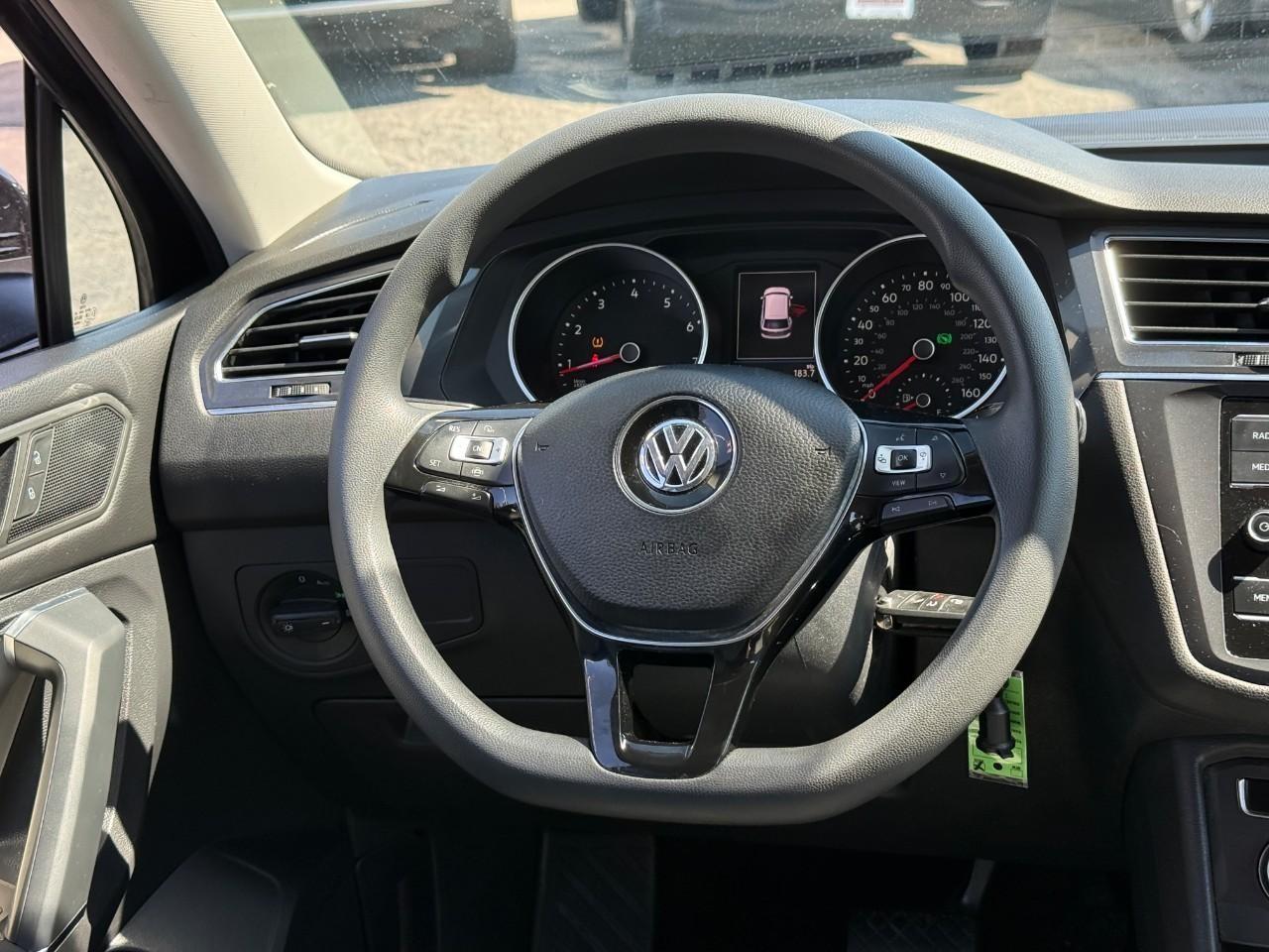 Volkswagen Tiguan Vehicle Full-screen Gallery Image 11